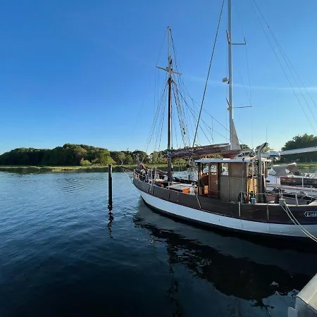 Ruegenferienhaus - Hafen 아파트