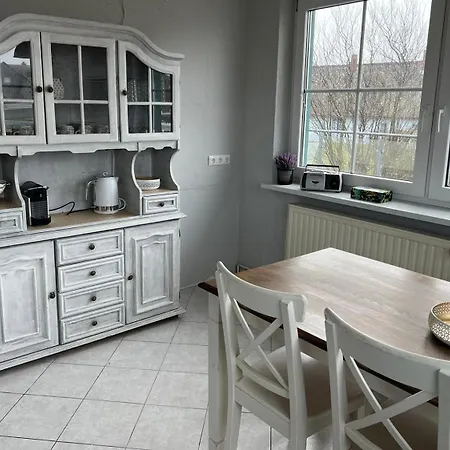 Ruegenferienhaus - Hafen 아파트