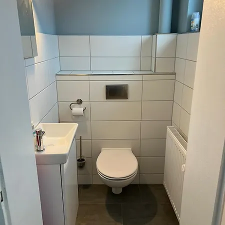 Ruegenferienhaus - Hafen 샤프로데