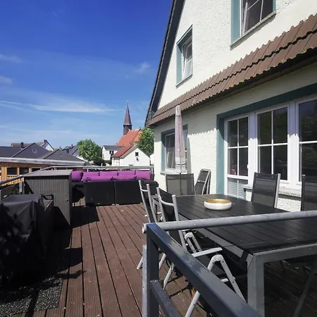 Ruegenferienhaus - Hafen 아파트 샤프로데