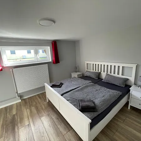 Ruegenferienhaus - Hafen 샤프로데