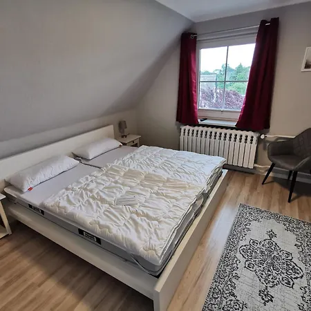 Ruegenferienhaus - Hafen 샤프로데