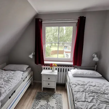 Ruegenferienhaus - Hafen 샤프로데